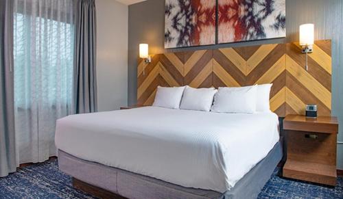 une chambre d'hôtel avec un grand lit et une fenêtre dans l'établissement Beautiful Resort in Glacier Canyon 1BD Deluxe near Circus World, à Baraboo