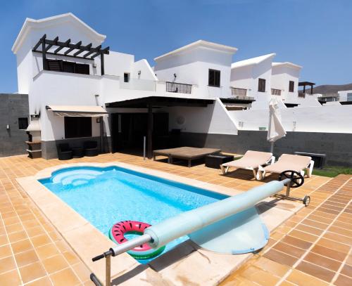 Beautiful and luxurious villa with heated pool and free Wi-Fi in Playa Blanca.