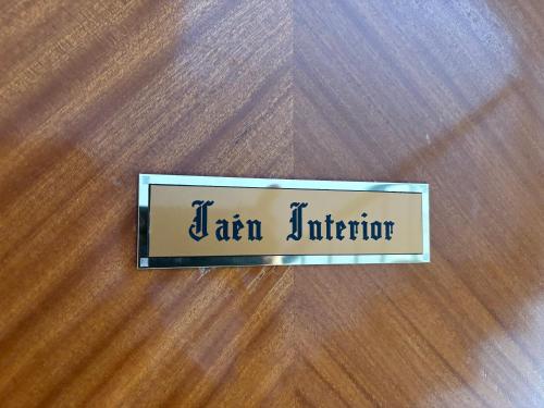 a sign that says tan interior on a wooden table at Vivienda turística Jaén Interior ÁTICO in Andújar
