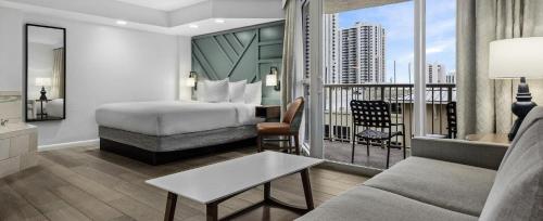 una camera d'albergo con un letto e un soggiorno di Worldmark Santa Barbara - ST a Pompano Beach