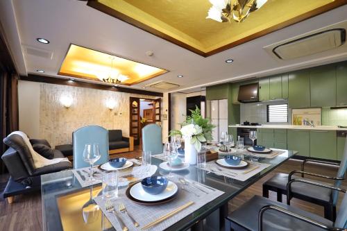 a kitchen and living room with a table and chairs at 錦糸町徒歩4分210平米大空間和風庭園テラススカイツリービュー畳部屋 in Tokyo