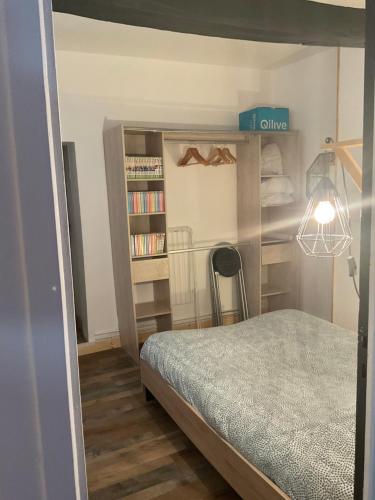 - une chambre avec des lits superposés et une étagère à livres dans l'établissement Kamehouse - Centre ville -4 personnes, à Dieppe