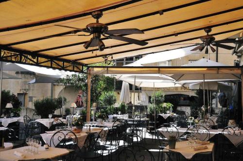 Restoran ili drugo mesto za obedovanje u objektu Hôtel du Palais des Papes