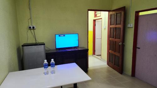 Televisyen dan/atau pusat hiburan di Lagenda Resthouse Cenang Beach
