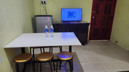 Televisyen dan/atau pusat hiburan di Lagenda Resthouse Cenang Beach
