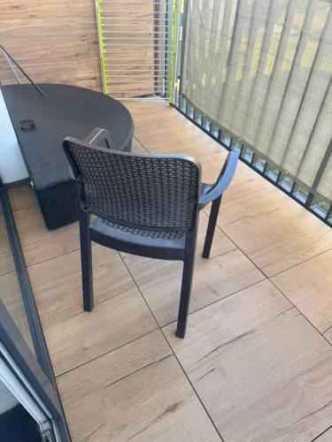 a black and blue chair sitting on a porch at Mieszkanie dla 7 osób Quick Check In in Tomaszów Mazowiecki