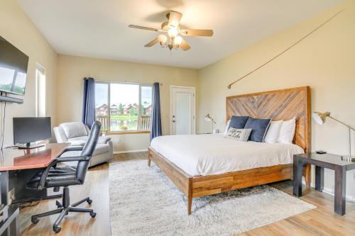 una camera da letto con un letto, una scrivania e un computer di Modern Pagosa Springs Home with Deck on Village Lake a Pagosa Springs