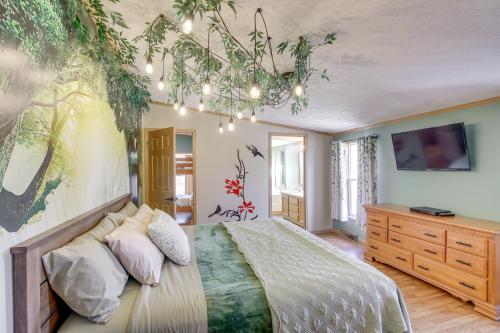 Lyndon StationにあるPeople and Paws Home with Fenced Yard by the Dells!のベッドルーム(大型ベッド1台、ドレッサー付)