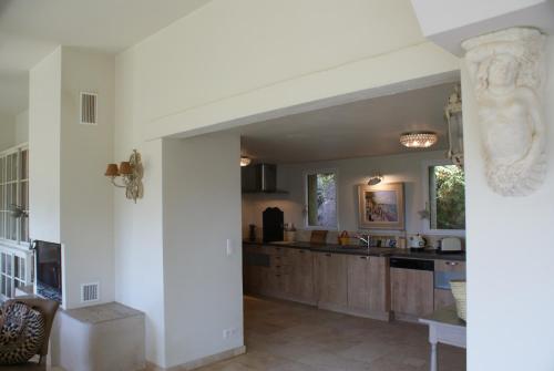 a kitchen with a column in the middle of a room at L'Irisciabella in Lourmarin