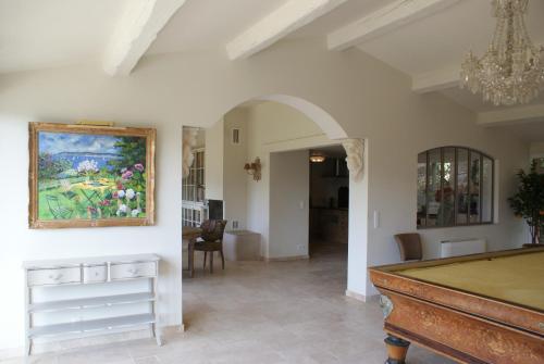 a room with a pool table and a painting on the wall at L'Irisciabella in Lourmarin