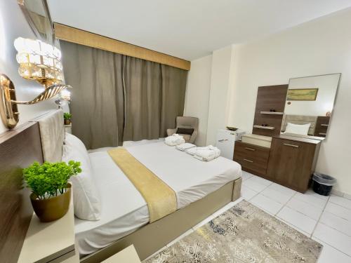 Postel nebo postele na pokoji v ubytování Gaddis Hotel, Suites and Apartments