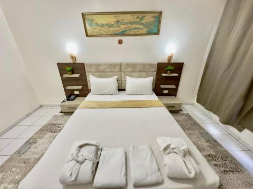 Postel nebo postele na pokoji v ubytování Gaddis Hotel, Suites and Apartments