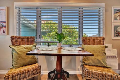 Khu vực ghế ngồi tại Luxury Waterside Suite 2mins 2 beach & heated pool