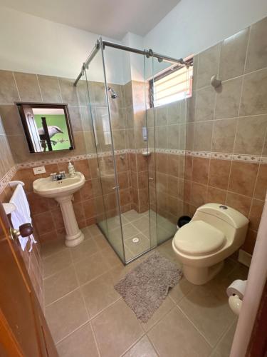Un baño de finca turística DanuBio Alojamiento Rural Pereira Risaralda