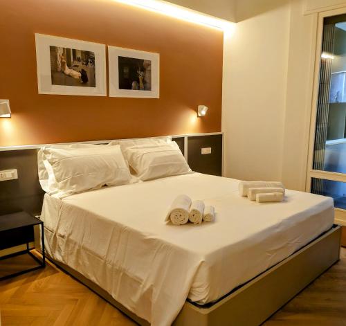 モンツァにあるMako Suites - Centro e Stazioneのタオルが敷かれたベッドのある寝室