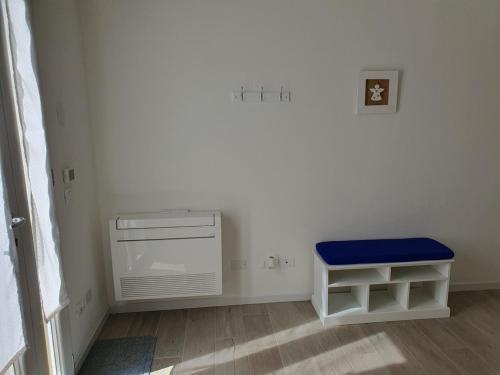 a small room with a heater and a blue stool at B&B Il Pozzo dei Desideri in Martellago