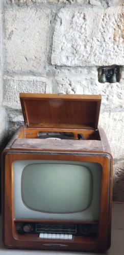 Una televisión o centro de entretenimiento en Isiani Guesthouse
