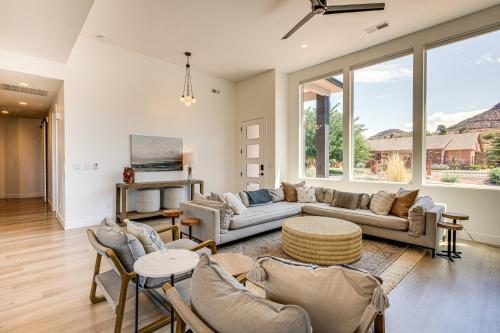 Posezení v ubytování Gorgeous Kanab Home Canyon Views and Pool Access!