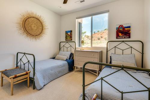 Postel nebo postele na pokoji v ubytování Gorgeous Kanab Home Canyon Views and Pool Access!