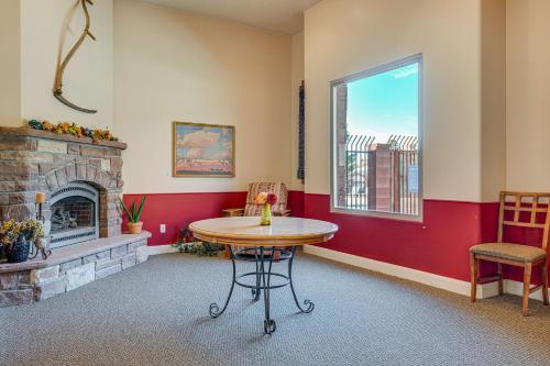 Posezení v ubytování Gorgeous Kanab Home Canyon Views and Pool Access!