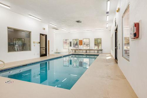Bazén v ubytování Gorgeous Kanab Home Canyon Views and Pool Access! nebo v jeho okolí