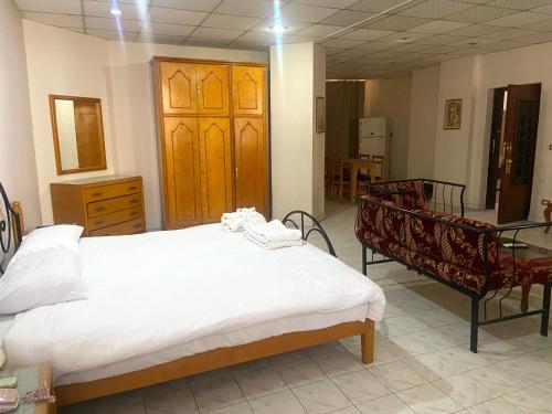 Postel nebo postele na pokoji v ubytování Gaddis Hotel, Suites and Apartments
