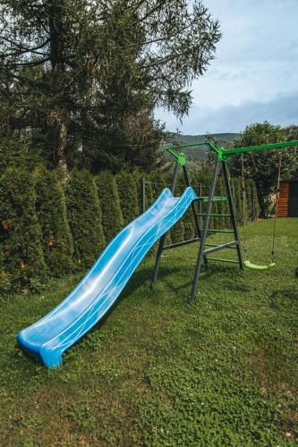 Zona de juegos infantil en Skrzaci zakątek - domek z prywatną balią z jacuzzi
