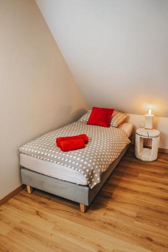 Una cama o camas en una habitación de Skrzaci zakątek - domek z prywatną balią z jacuzzi