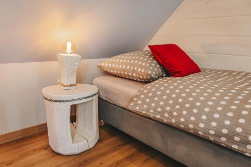 Una cama o camas en una habitación de Skrzaci zakątek - domek z prywatną balią z jacuzzi
