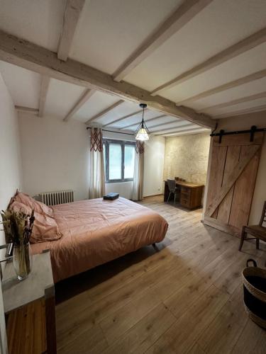 ein Schlafzimmer mit einem großen Bett im Dachgeschoss in der Unterkunft Charmante maison de 4 chambres in Bergerac