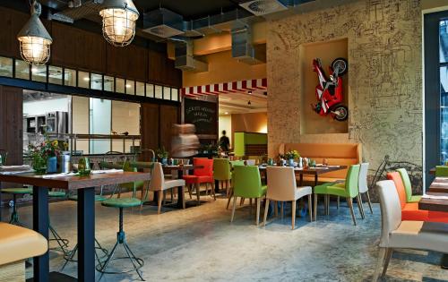 a dining room with tables and chairs and a restaurant at Hotel FREIgeist Einbeck BW Signature Collection in Einbeck