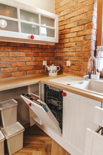 Una cocina o cocineta en Skrzaci zakątek - domek z prywatną balią z jacuzzi