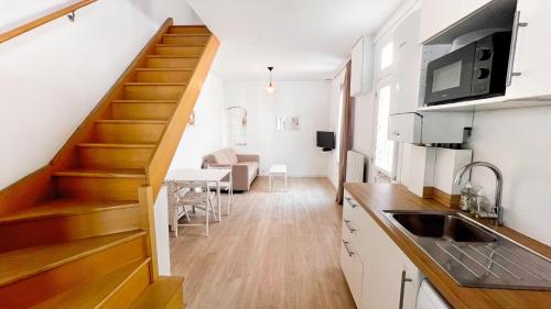 une cuisine avec un escalier et un salon dans l'établissement 
