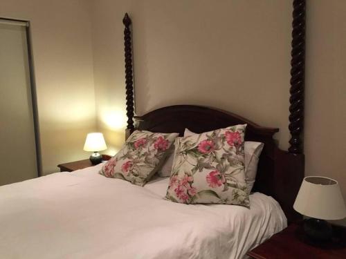 En eller flere senge i et værelse på Goosevalley Golf Estate Renovated 2 Bedroom Apartment Unit LL6