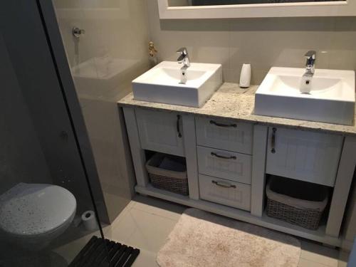 Et badeværelse på Goosevalley Golf Estate Renovated 2 Bedroom Apartment Unit LL6