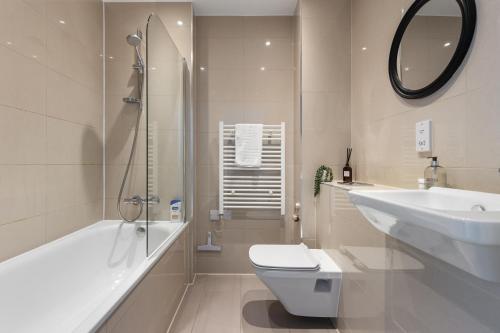 Phòng tắm tại Central Town Centre Gatwick Free Parking