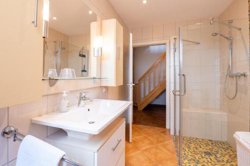 a bathroom with a sink and a shower at Ferienwohnung Birken Allee, 35181 in Schwerinsdorf