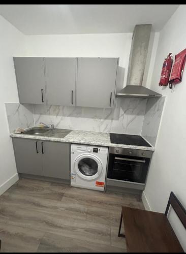 Kuchyň nebo kuchyňský kout v ubytování Cosy studio flat in Teddington