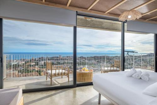 Ένα ή περισσότερα κρεβάτια σε δωμάτιο στο New, spacious villa with amazing views