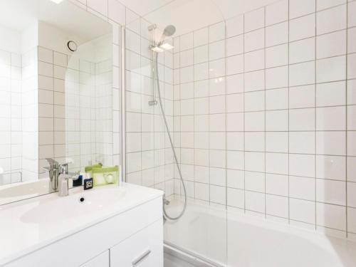 une salle de bain carrelée blanche avec une douche et un lavabo dans l'établissement Appartement rénové pour 7/8 pers · Balcon · Prox. commerces & Transarc · Parking & Wifi inclus - FR-1-346-328, à Arc 1800