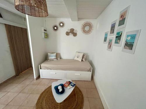 une petite chambre avec un lit et une table dans l'établissement Charmant Studio Climatisé au Mourillon, à Toulon