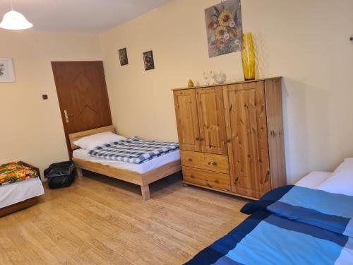 Ένα ή περισσότερα κρεβάτια σε δωμάτιο στο Noclegi Stara Fabryka Jedlina-Zdrój