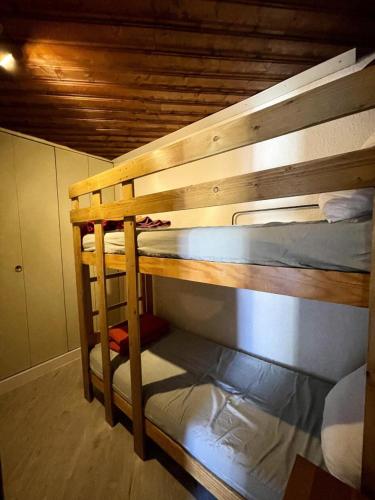 quelques lits superposés dans une chambre dans l'établissement Résidence Serac - VAL THORENS location: Confortable studio pour 4 pers, dans le haut de la station MAE-9117, à Val Thorens