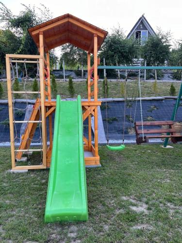 Ο χώρος παιχνιδιού για παιδιά στο Domki- Limanowa domek 3 domek z jacuzzi i sauną