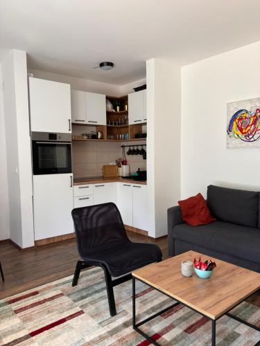 un soggiorno con un divano e un tavolo di Apartman PLAY Divčibare - 2 spavaće sobe a Divčibare