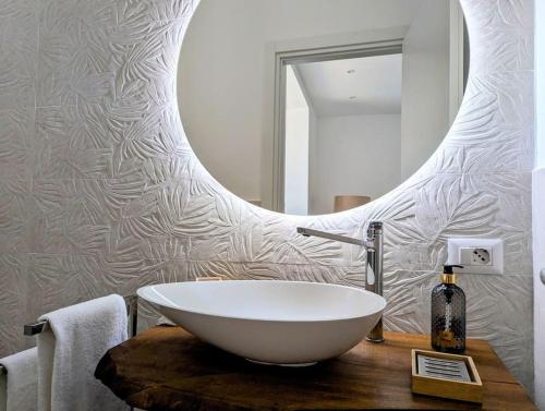 a bathroom with a bowl sink and a mirror at Alema apartment Giardini Naxos in Giardini Naxos
