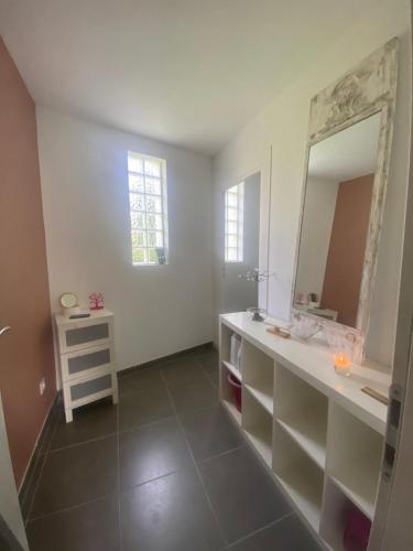 une salle de bain avec un lavabo et un miroir dans l'établissement Appartement - Le Seven, à Uzès