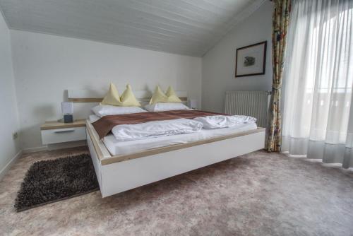 a bedroom with a large bed in a room at Garni Sonnegg in Petersberg