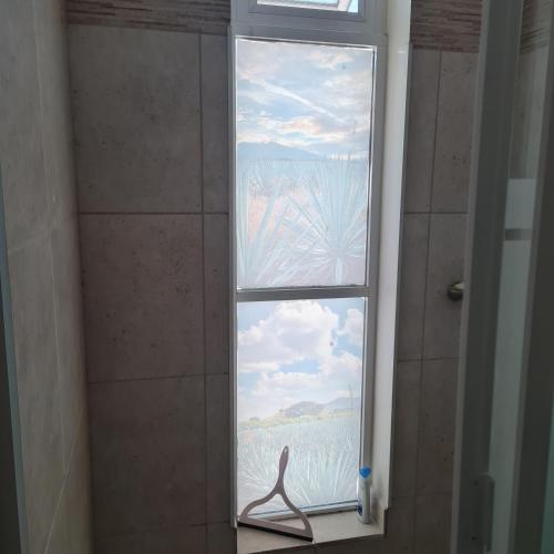 a window in a bathroom with a view of the ocean at Habitaciones San Marcos 3 in Tequila
