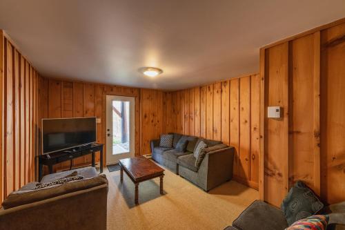 Una televisión o centro de entretenimiento en Tremblant Mountain Chalets
